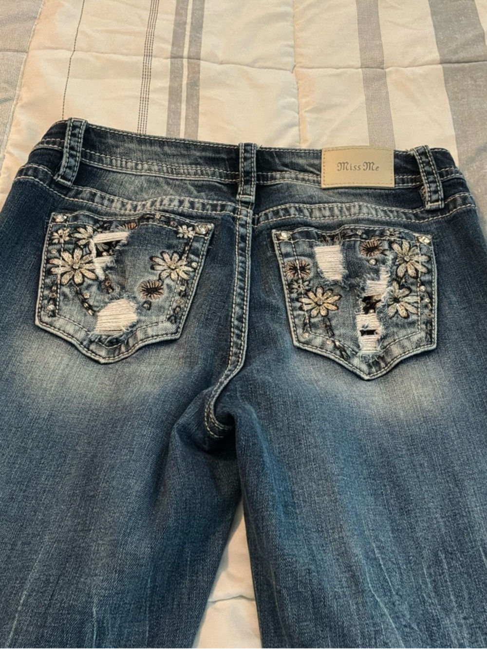 Super cute Miss Me Ankle length jeans. Great condition!
